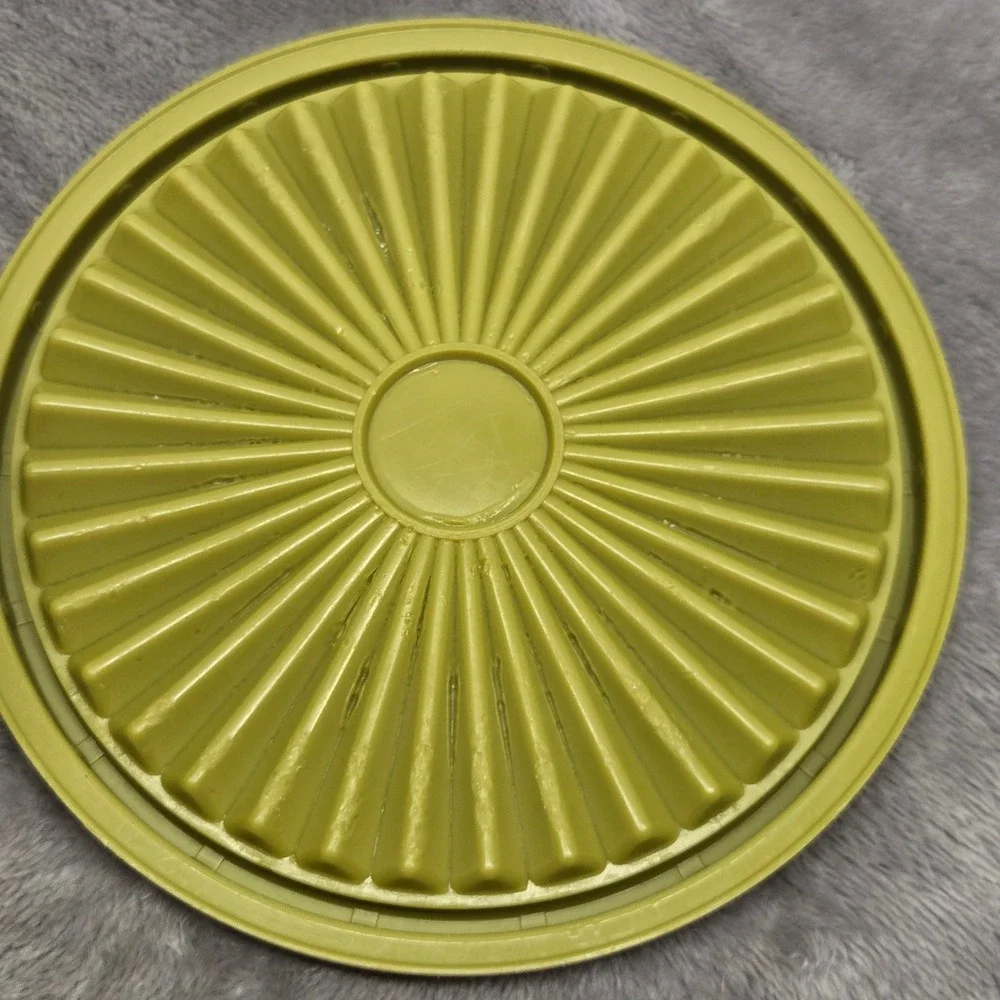 Vintage Tupperware Avocado Green Servalier Bowl with Sunburst Lid 812-42 USA